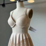 Kobieta w przerobionym staniku