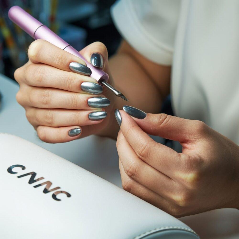 Tytanowy manicure dłonie