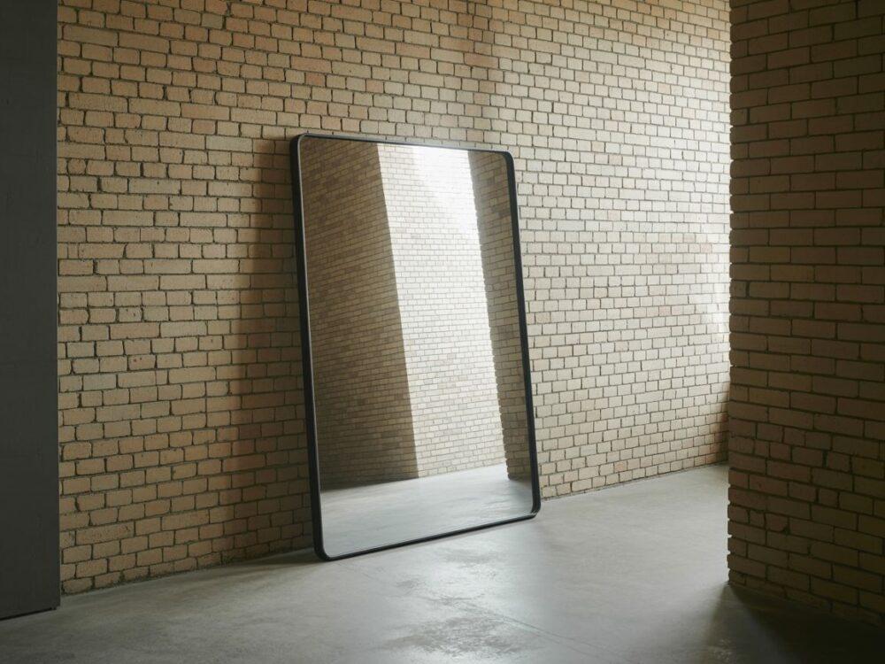 czarna metalowa rama lustra