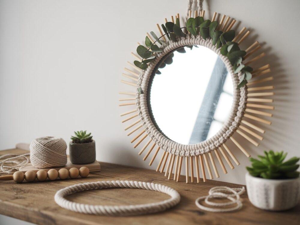 dekoracje boho na lustrze