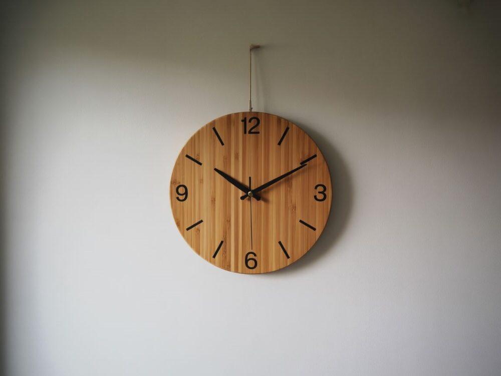 minimalistyczny zegar z bambusa