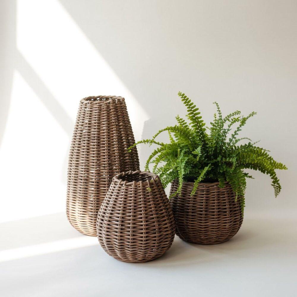 rattanowa donica z roślinami