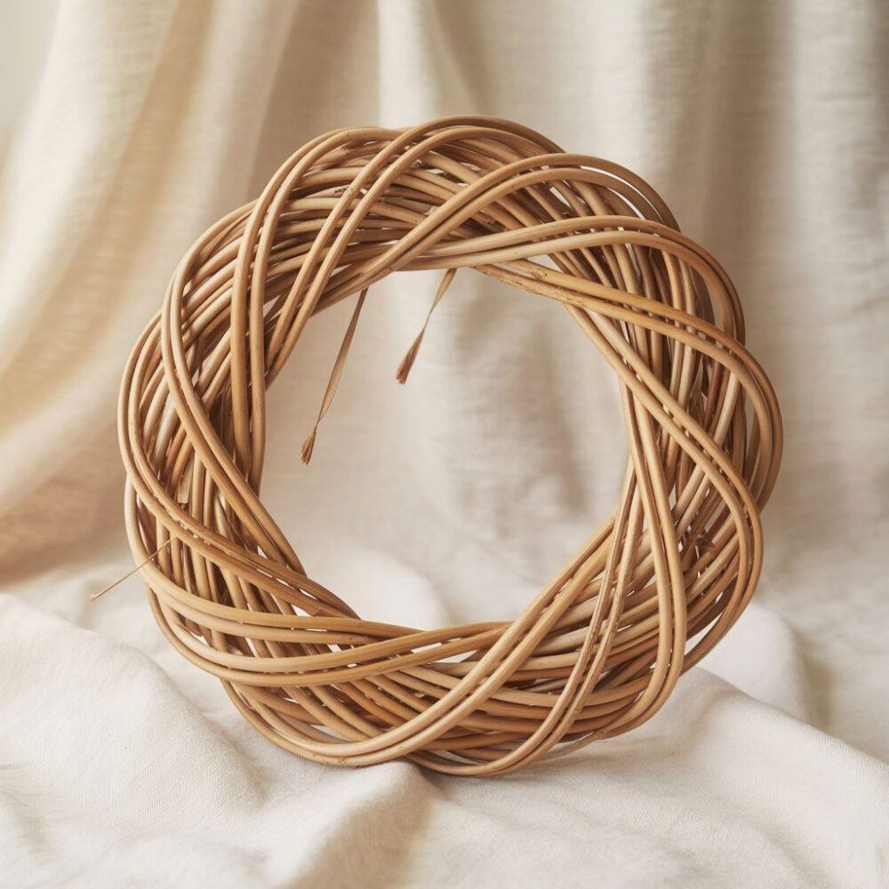 rattanowy wieniec na drzwiach